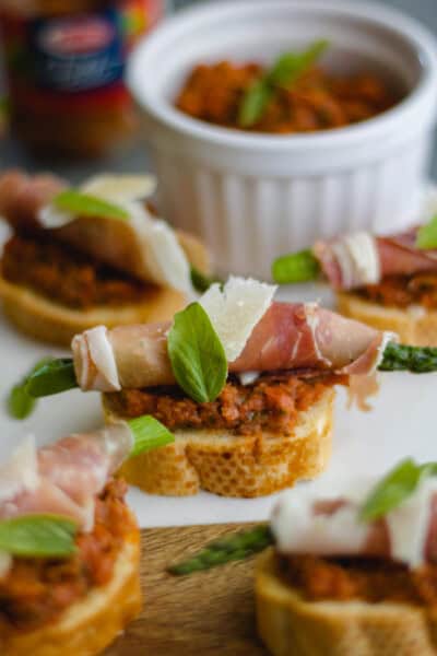 Asparagus-Prosciutto Crostini with Sun-Dried Tomato Pesto-1